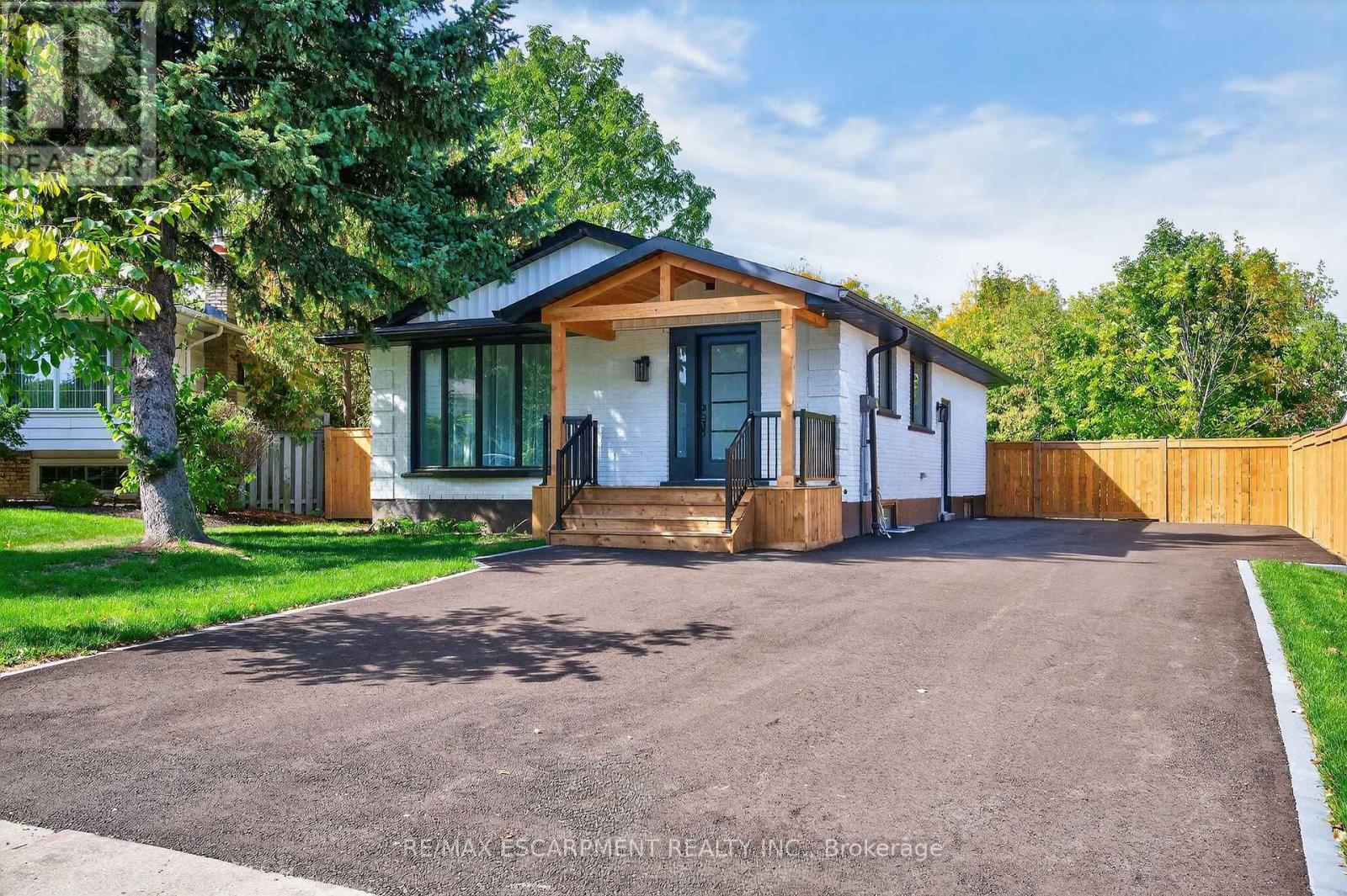 2 - 75 Britten Close, Hamilton, Ontario  L9C 4K1 - Photo 3 - X12444134