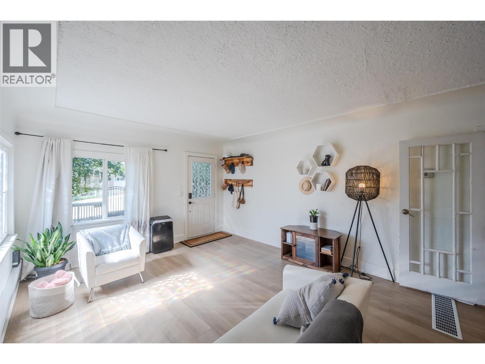 294 Norton Street, Penticton, British Columbia  V2A 4H7 - Photo 3 - 10364969