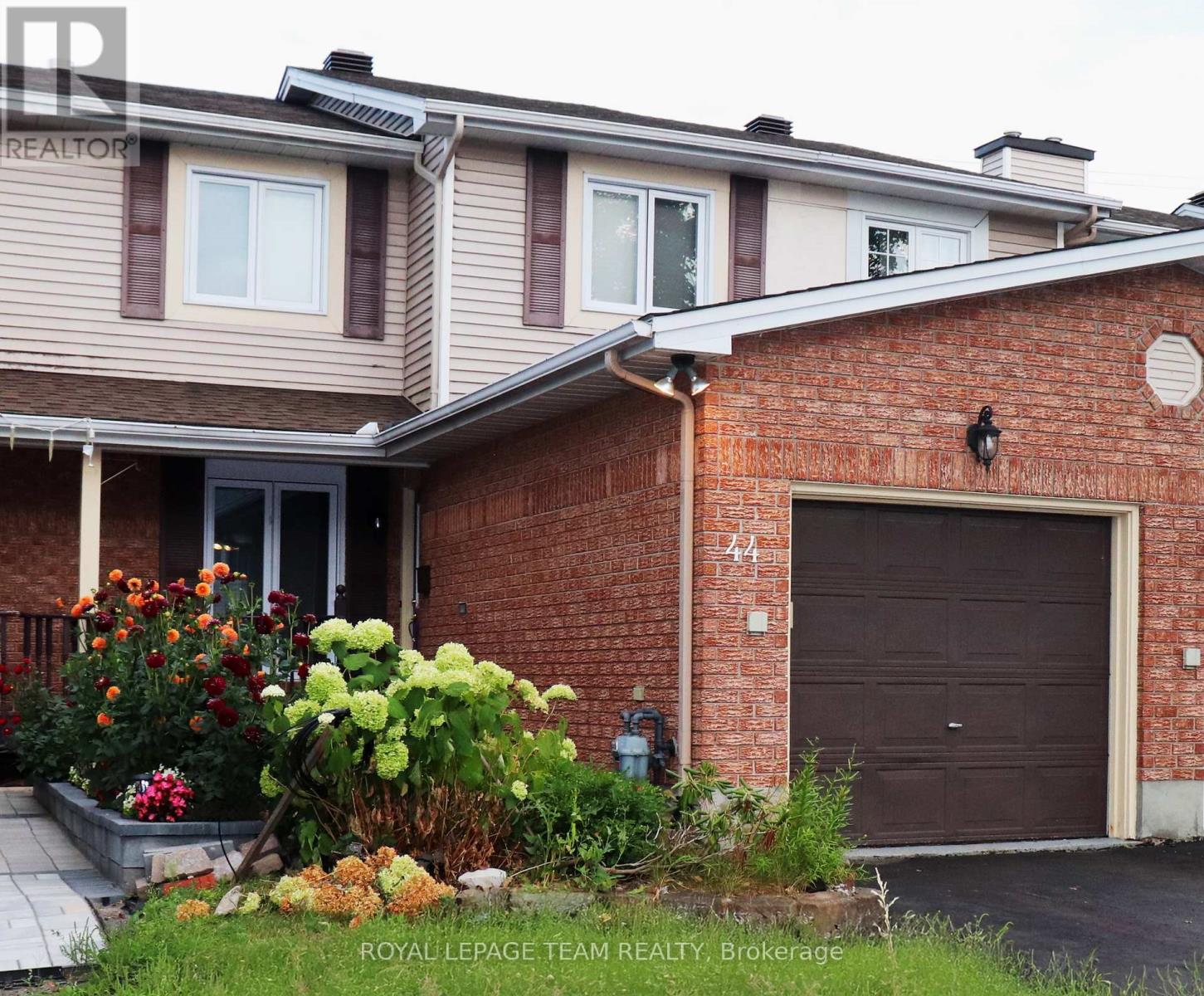 44 Burlington Crescent, Ottawa, Ontario  K1T 3K7 - Photo 2 - X12386637