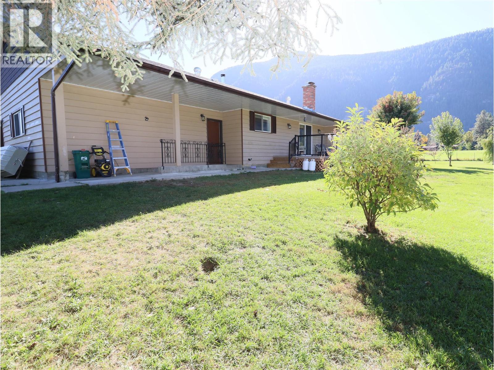 5015 Siminoff Road, Grand Forks, British Columbia  V0H 1H4 - Photo 9 - 10364942