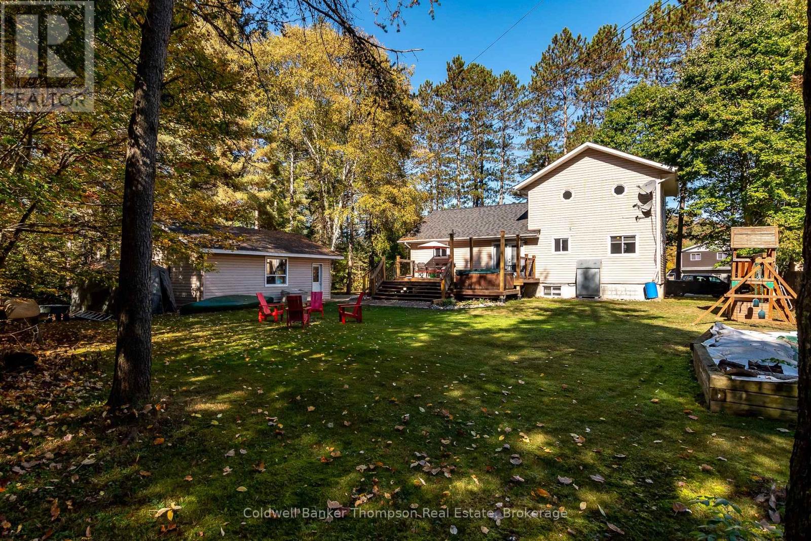 4237 Ravenscliffe Road, Huntsville, Ontario  P1H 2J2 - Photo 2 - X12444298