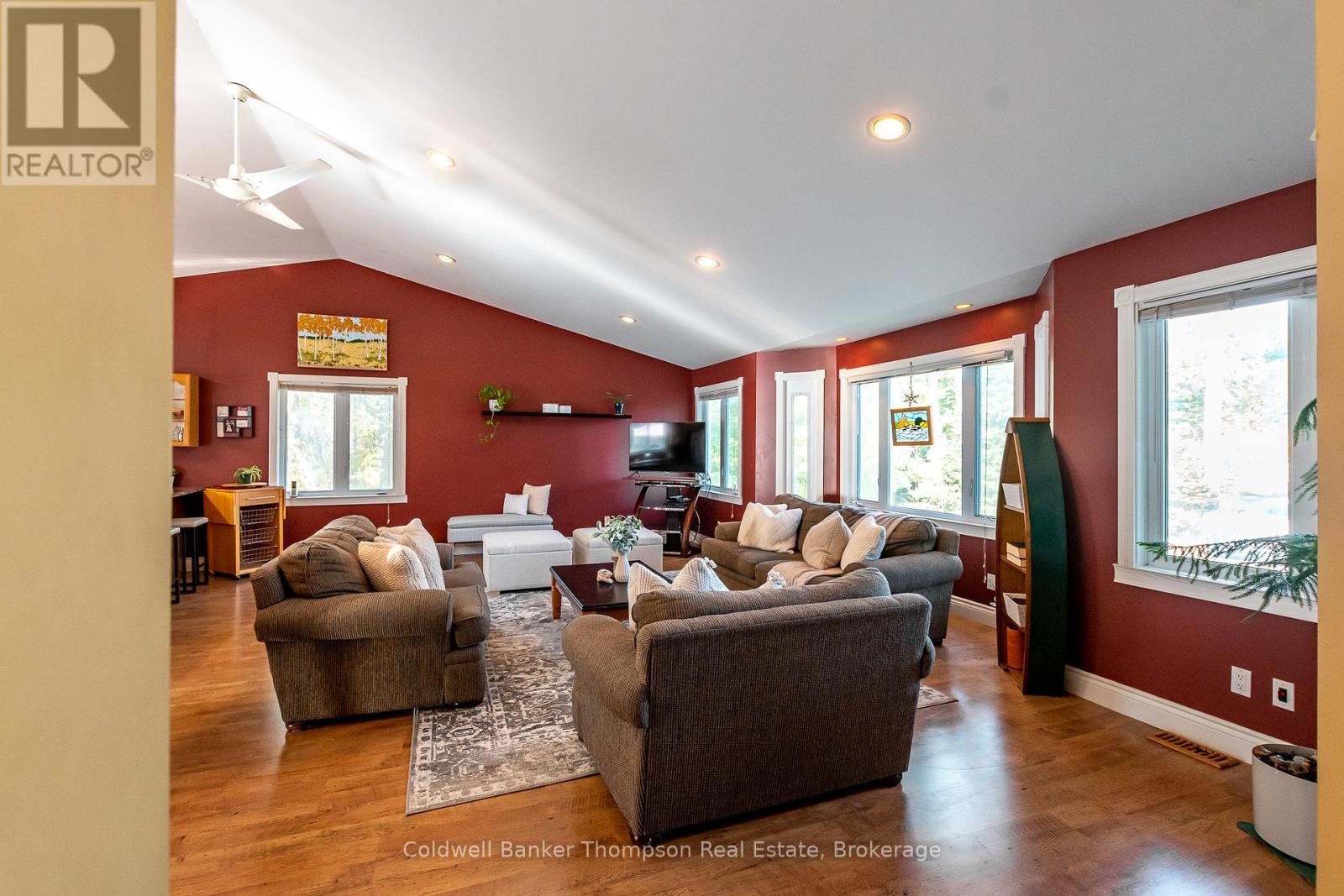 4237 Ravenscliffe Road, Huntsville, Ontario  P1H 2J2 - Photo 4 - X12444298