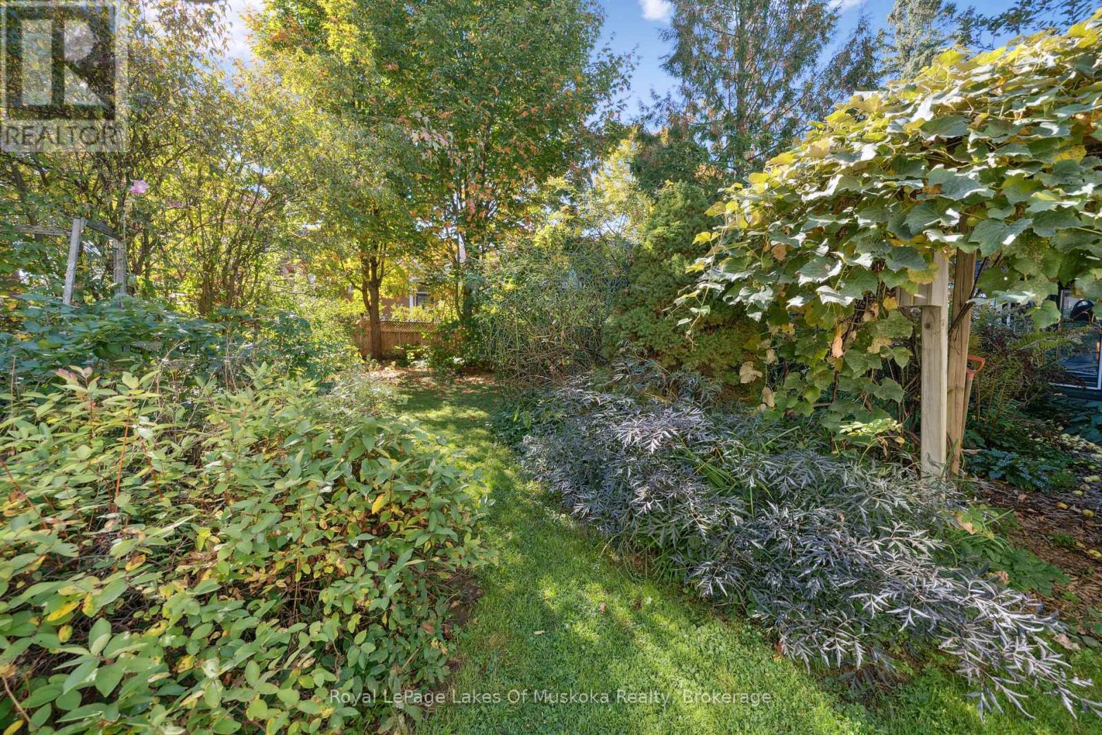 86 Quebec Street, Bracebridge, Ontario  P1L 2A4 - Photo 3 - X12444331