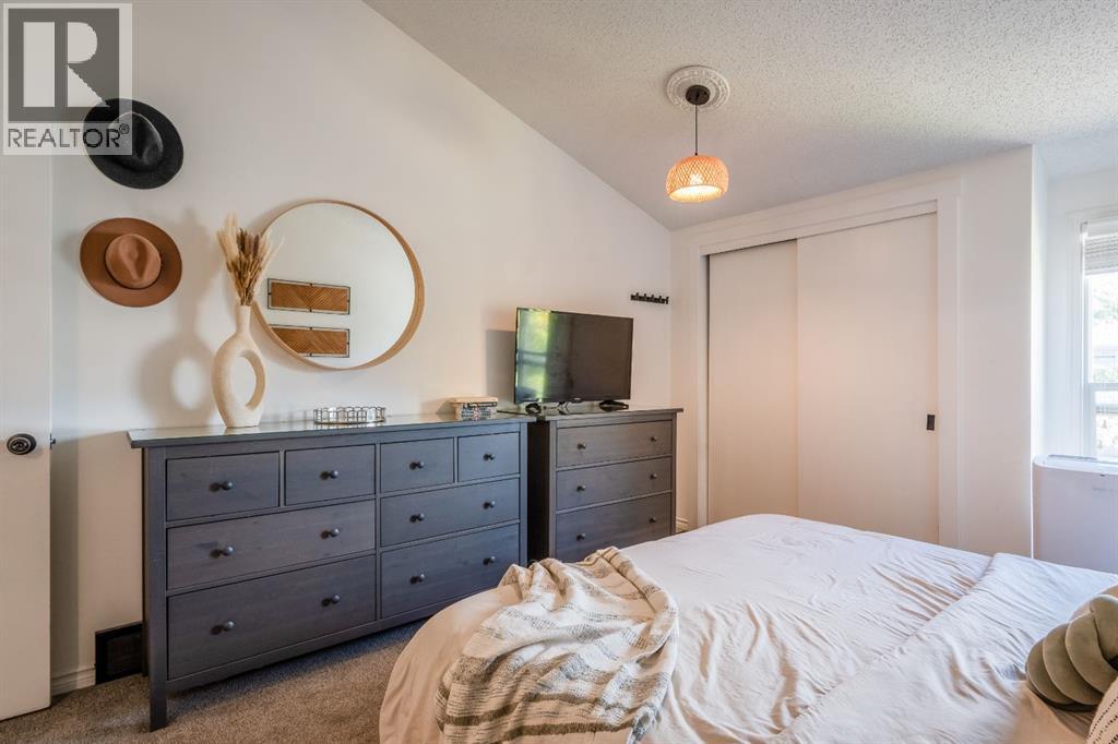 396 Brae Glen Crescent Sw, Calgary, Alberta  T2W 1B6 - Photo 21 - A2257317