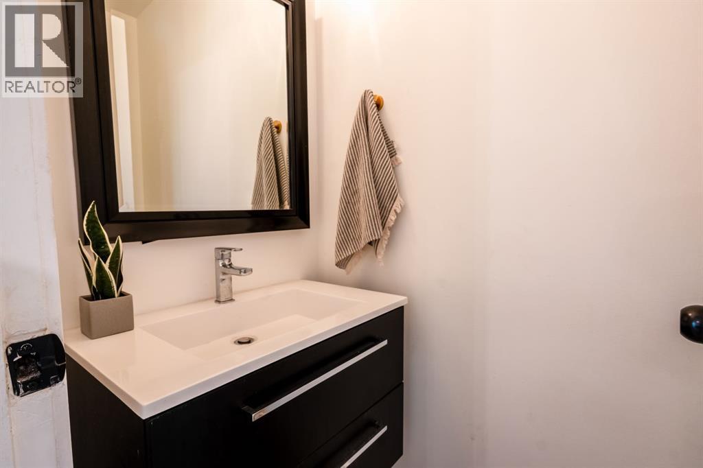 396 Brae Glen Crescent Sw, Calgary, Alberta  T2W 1B6 - Photo 16 - A2257317