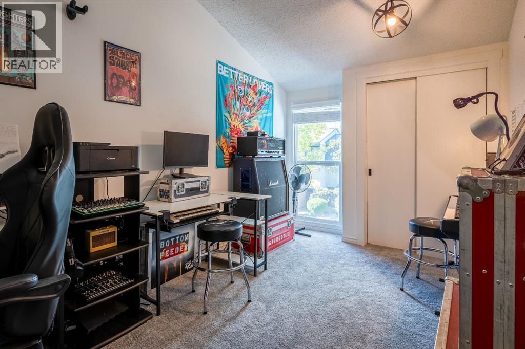 396 Brae Glen Crescent Sw, Calgary, Alberta  T2W 1B6 - Photo 24 - A2257317