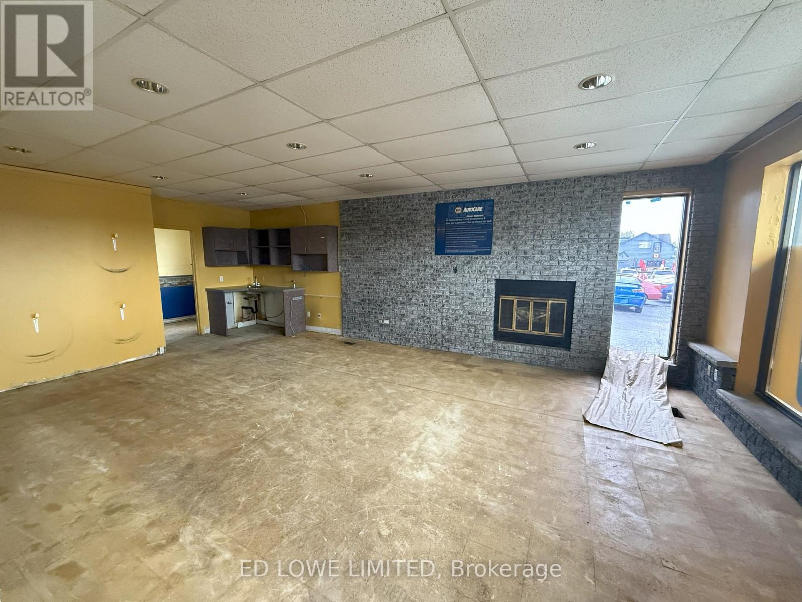 126 Bradford Street, Barrie, Ontario  L4N 3B3 - Photo 6 - S12443663
