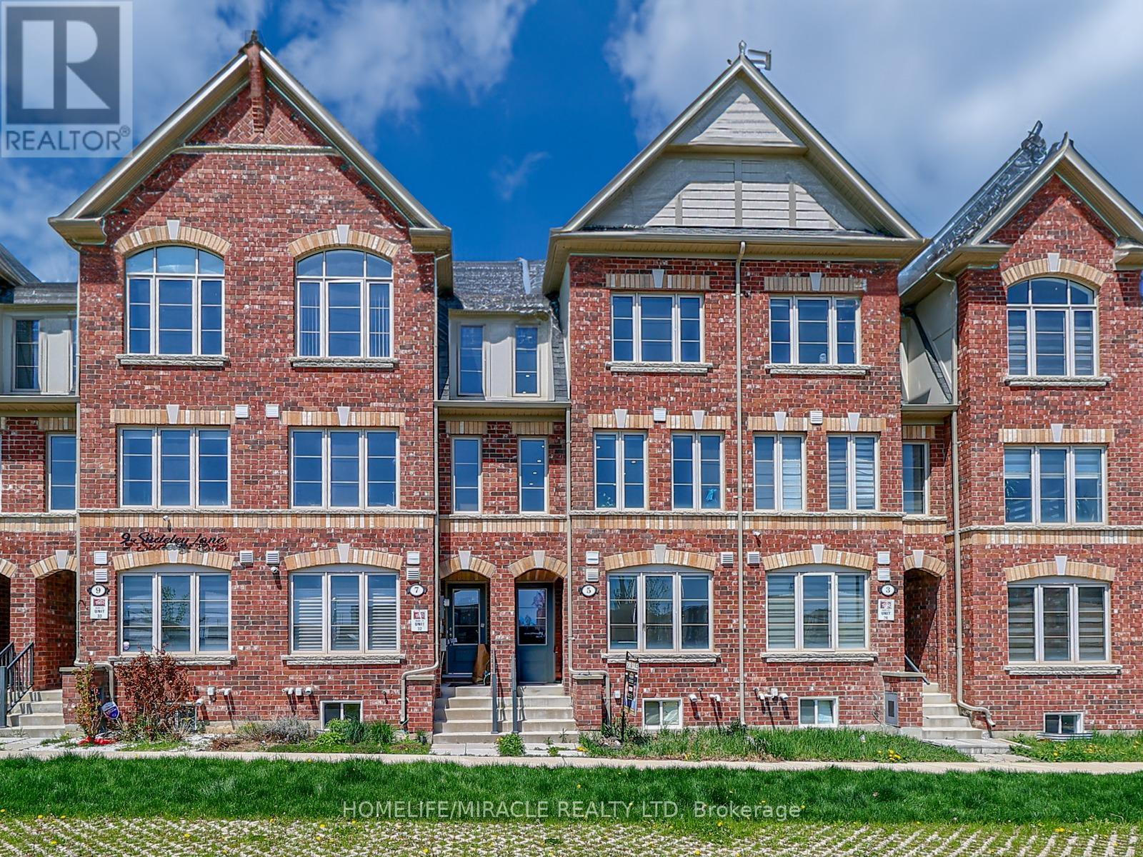 5 SUDELEY LANE, Brampton, Ontario