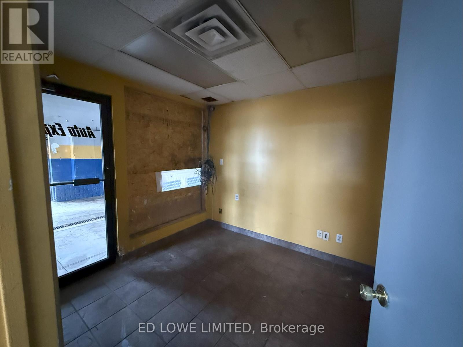 126 Bradford Street, Barrie, Ontario  L4N 3B3 - Photo 2 - S12443663