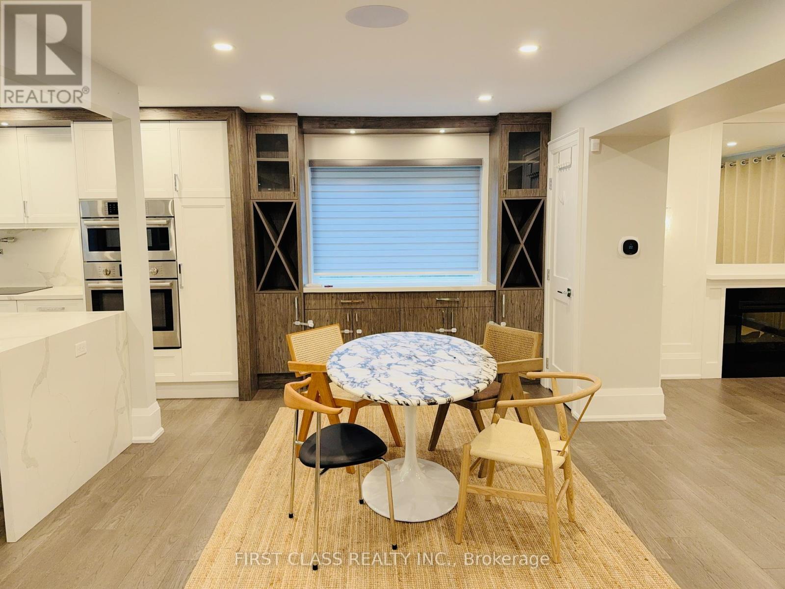 1684 Angela Crescent, Mississauga, Ontario  L5J 1B9 - Photo 5 - W12382872
