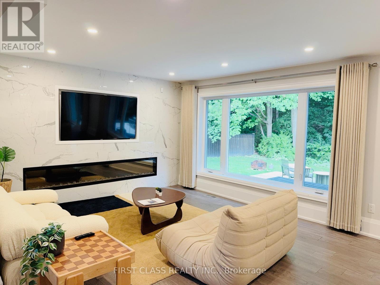 1684 Angela Crescent, Mississauga, Ontario  L5J 1B9 - Photo 3 - W12382872