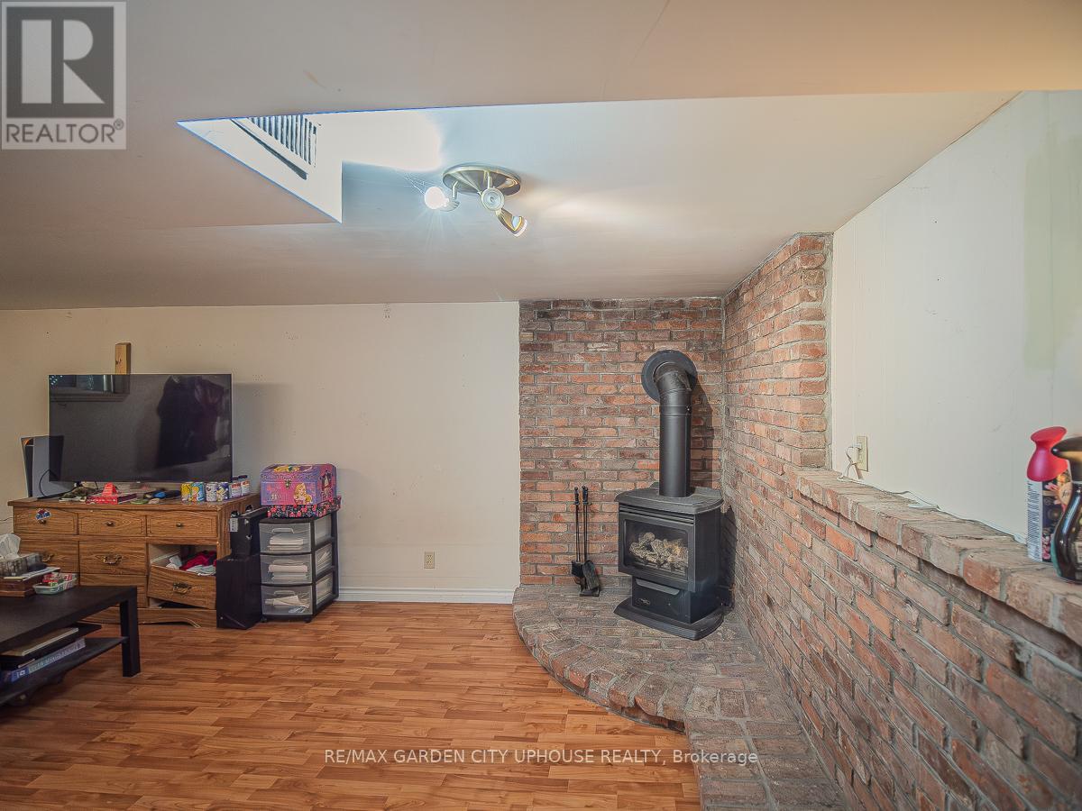 14 Spruce Street, St. Catharines (Downtown), Ontario  L2R 1B3 - Photo 12 - X12444324