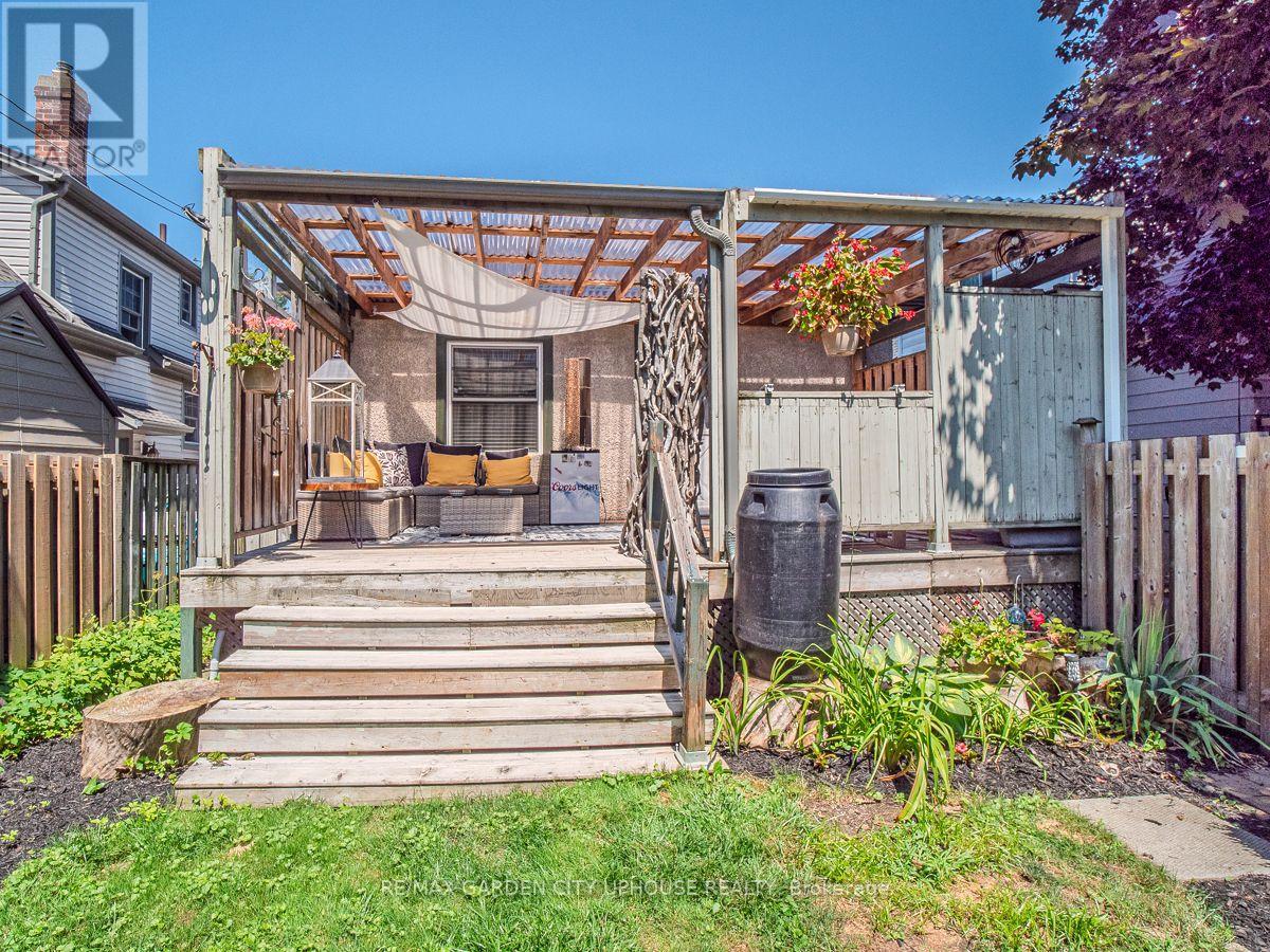 14 Spruce Street, St. Catharines (Downtown), Ontario  L2R 1B3 - Photo 14 - X12444324