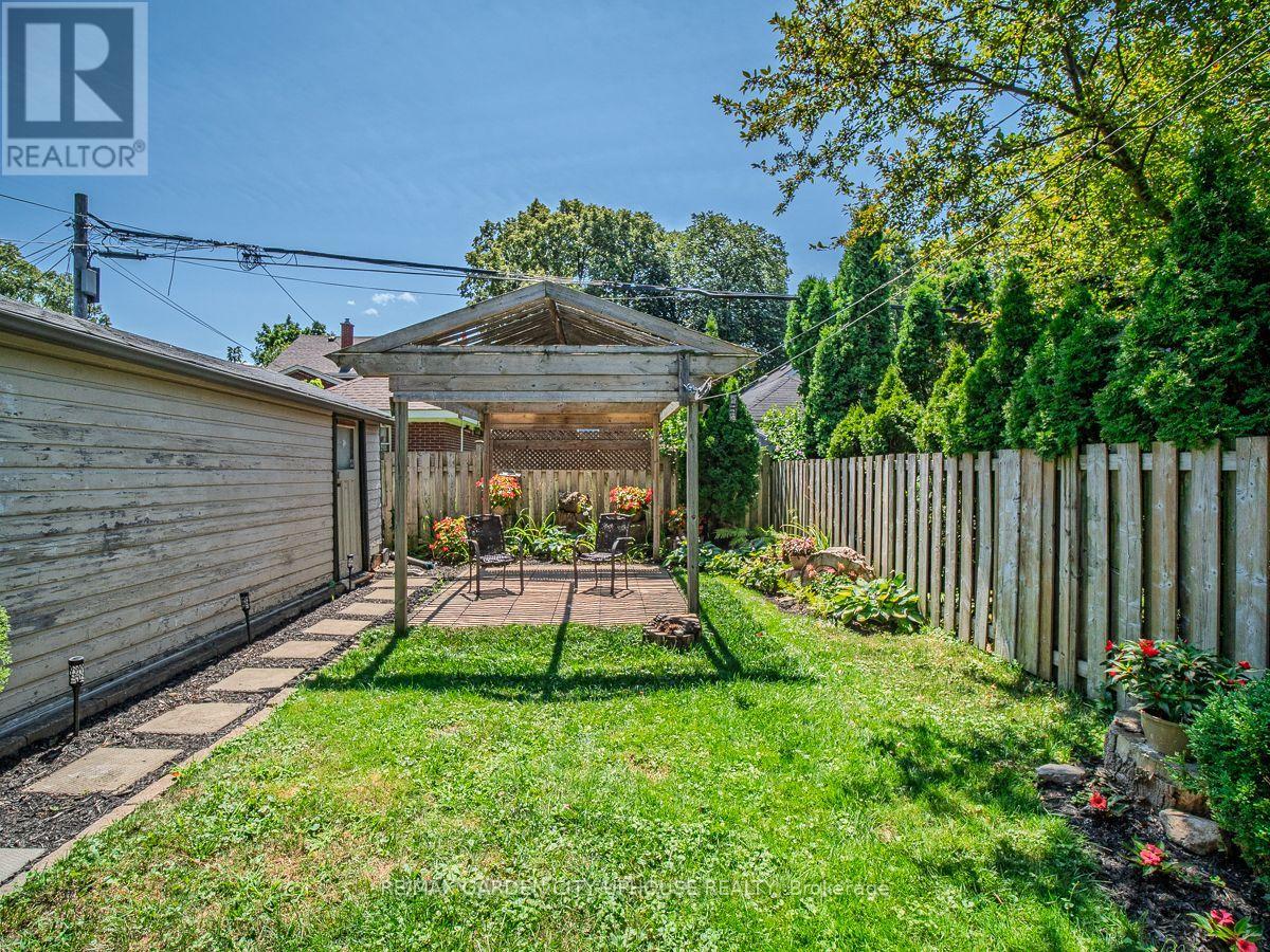 14 Spruce Street, St. Catharines (Downtown), Ontario  L2R 1B3 - Photo 15 - X12444324
