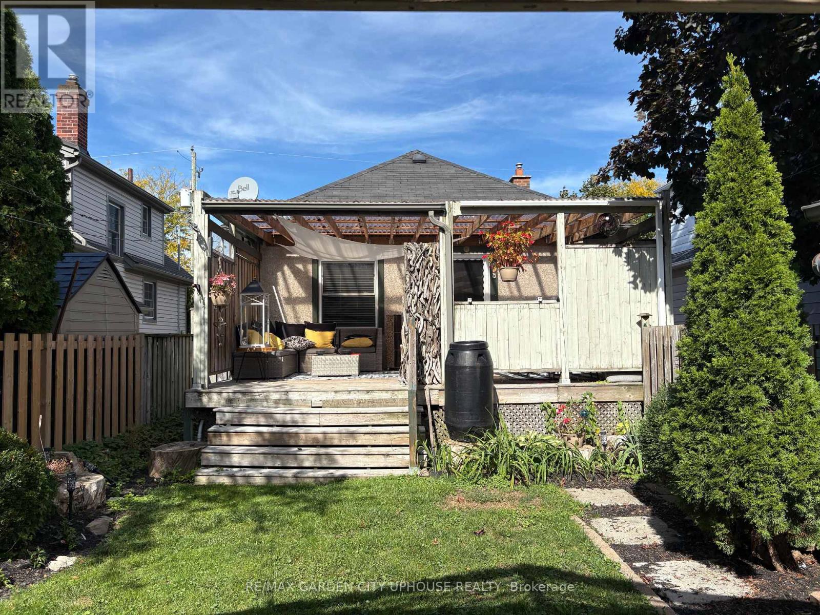14 Spruce Street, St. Catharines (Downtown), Ontario  L2R 1B3 - Photo 17 - X12444324