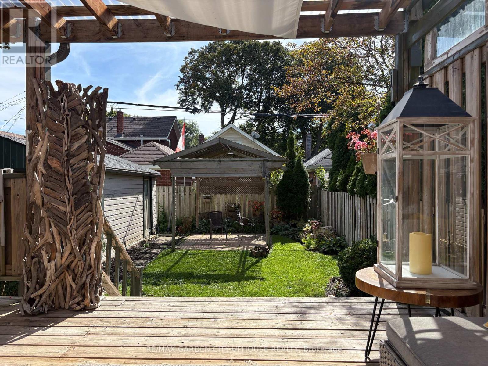 14 Spruce Street, St. Catharines (Downtown), Ontario  L2R 1B3 - Photo 18 - X12444324