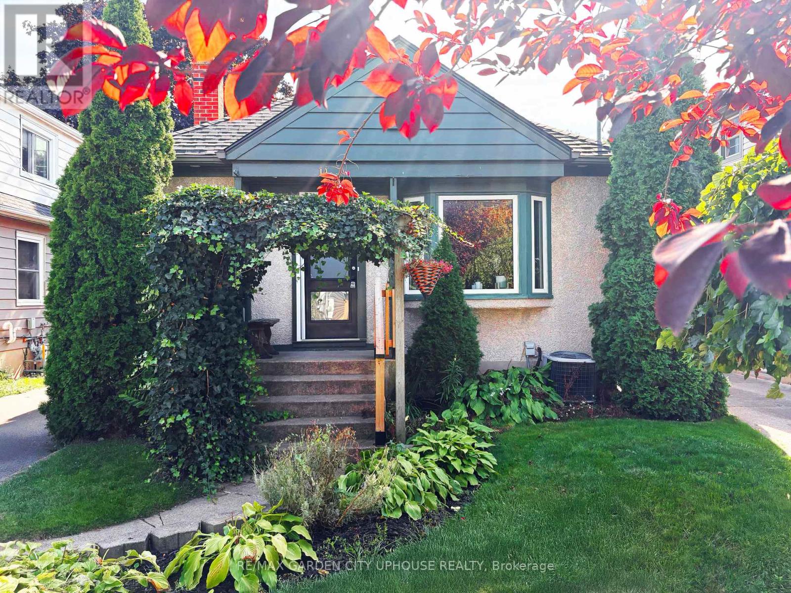 14 Spruce Street, St. Catharines (Downtown), Ontario  L2R 1B3 - Photo 2 - X12444324