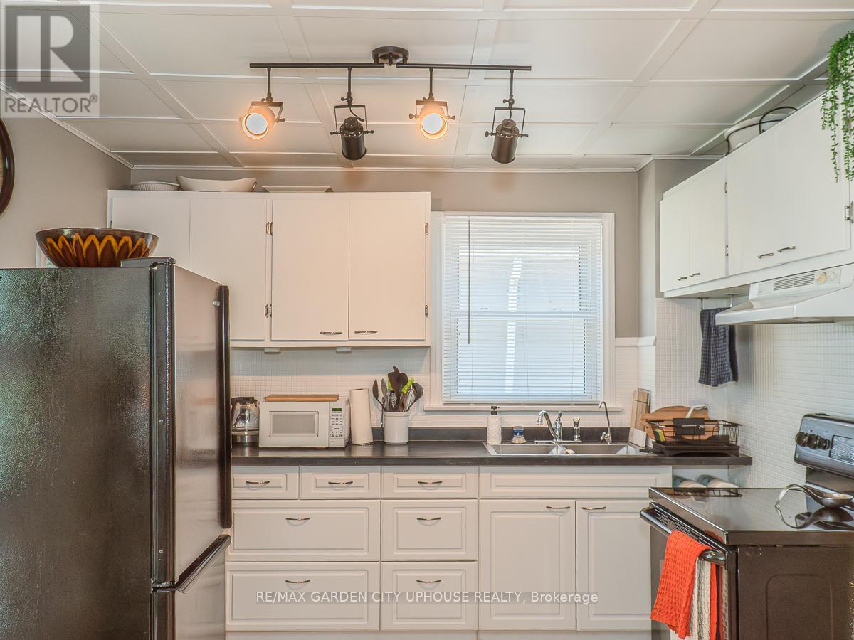 14 Spruce Street, St. Catharines (Downtown), Ontario  L2R 1B3 - Photo 5 - X12444324