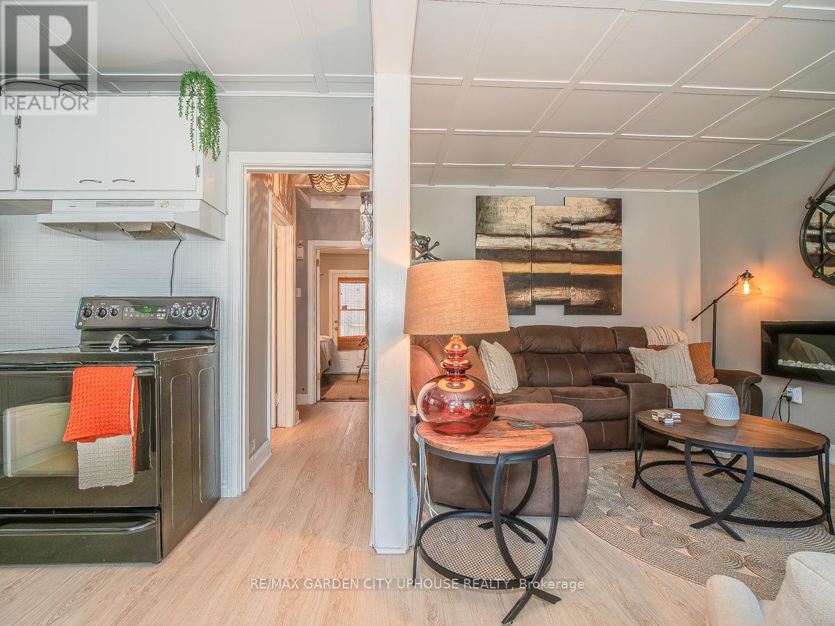 14 Spruce Street, St. Catharines (Downtown), Ontario  L2R 1B3 - Photo 6 - X12444324