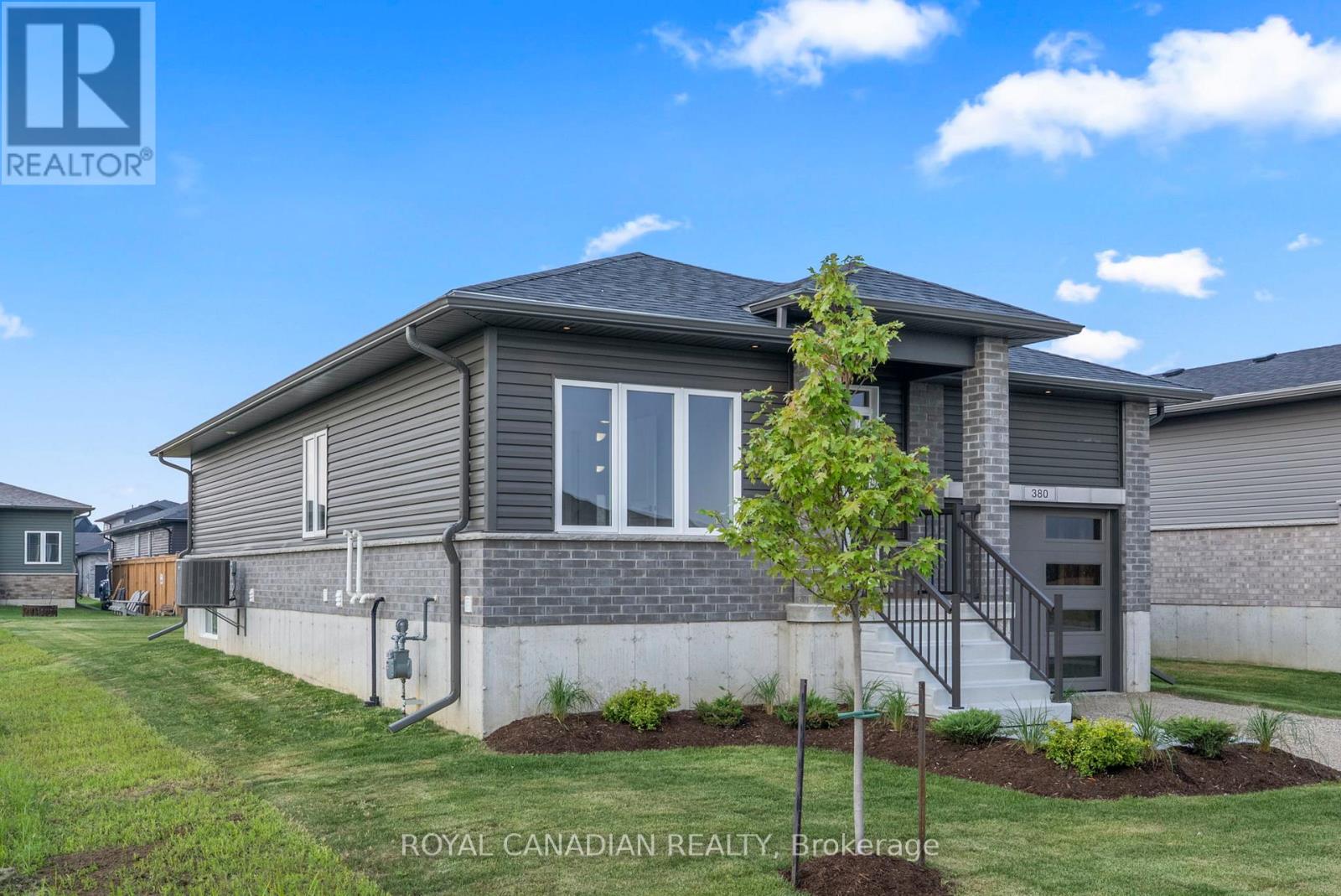 380 Hawthorne Street, Saugeen Shores, Ontario  N0H 2C3 - Photo 11 - X12444188