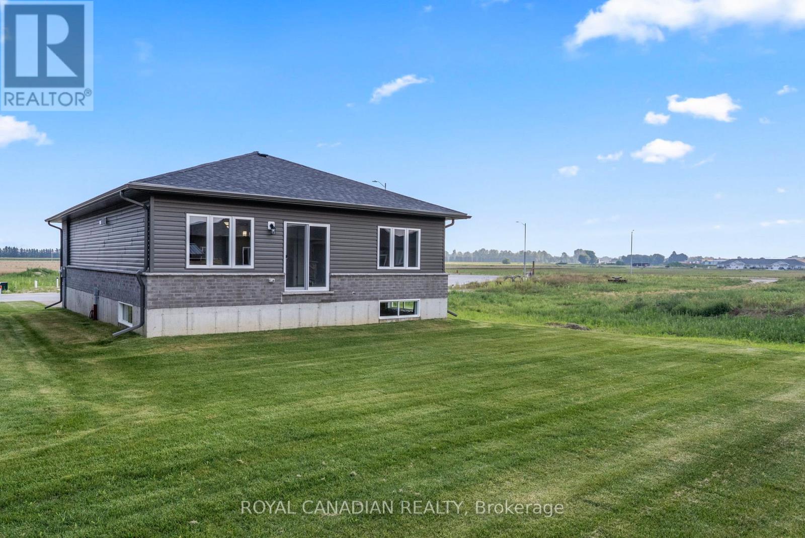 380 Hawthorne Street, Saugeen Shores, Ontario  N0H 2C3 - Photo 7 - X12444188