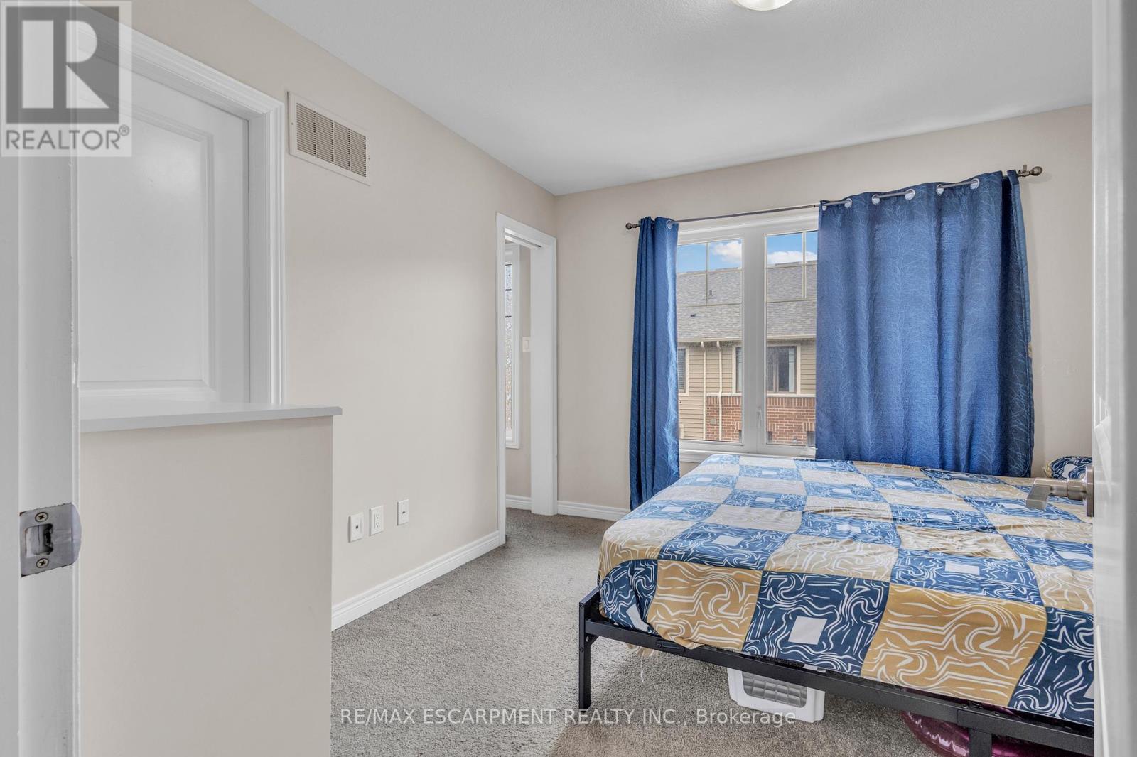 68 Esplanade Lane, Grimsby, Ontario  L3M 0H2 - Photo 11 - X12444192