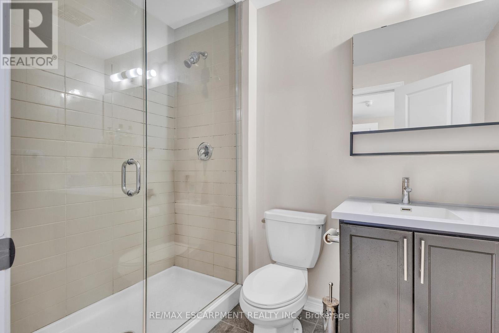 68 Esplanade Lane, Grimsby, Ontario  L3M 0H2 - Photo 13 - X12444192