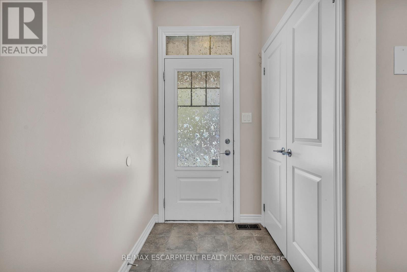 68 Esplanade Lane, Grimsby, Ontario  L3M 0H2 - Photo 7 - X12444192