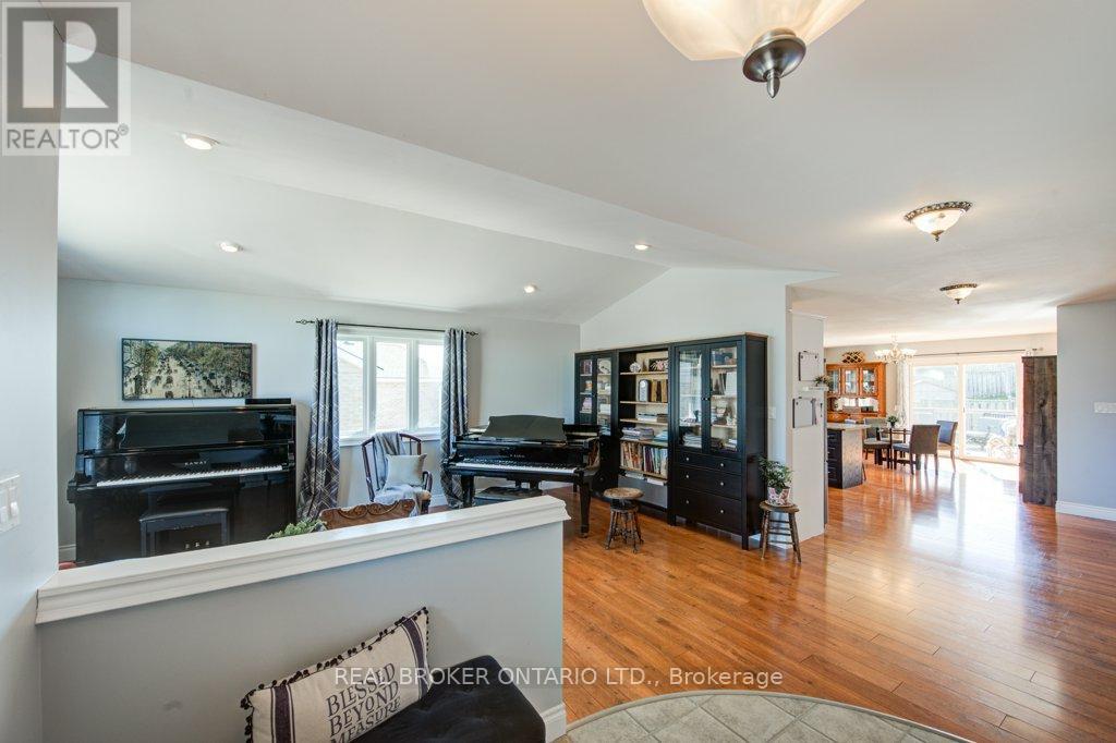 25 Pickett Court N, West Perth (Mitchell), Ontario  N0K 1N0 - Photo 3 - X12444201