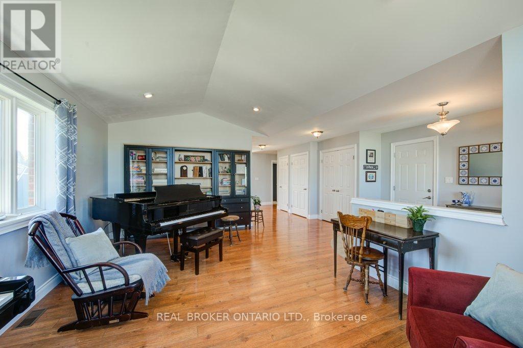 25 Pickett Court N, West Perth (Mitchell), Ontario  N0K 1N0 - Photo 6 - X12444201