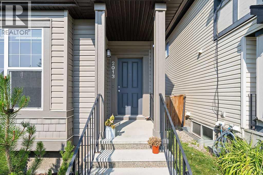 2013 New Brighton Park Se, Calgary, Alberta  T2Z 1B1 - Photo 3 - A2242857