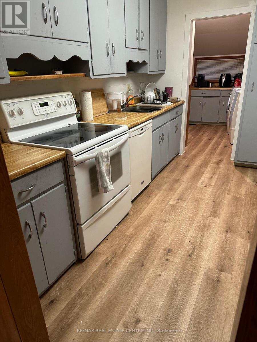 33 Jessie Street, Brampton, Ontario  L6Y 1L5 - Photo 2 - W12443549