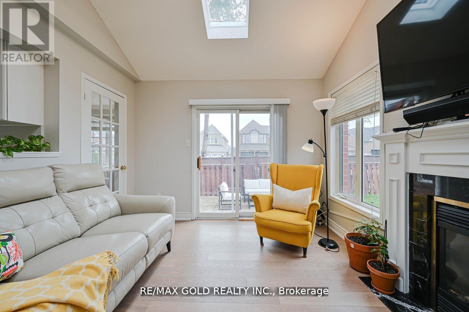 44 Ribbon Drive, Brampton, Ontario  L6R 2C5 - Photo 3 - W12443670