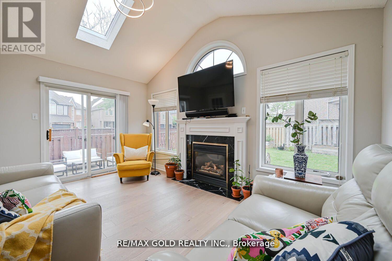 44 Ribbon Drive, Brampton, Ontario  L6R 2C5 - Photo 2 - W12443670