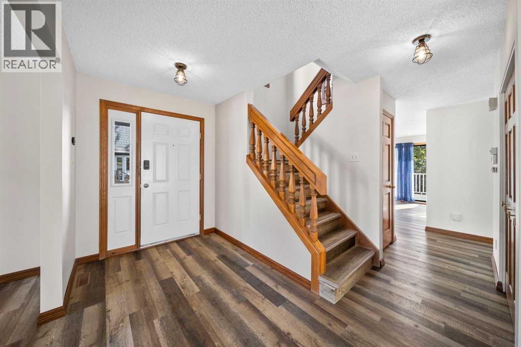 36 Strathlorne Crescent Sw, Calgary, Alberta  T3H 1M8 - Photo 4 - A2261749