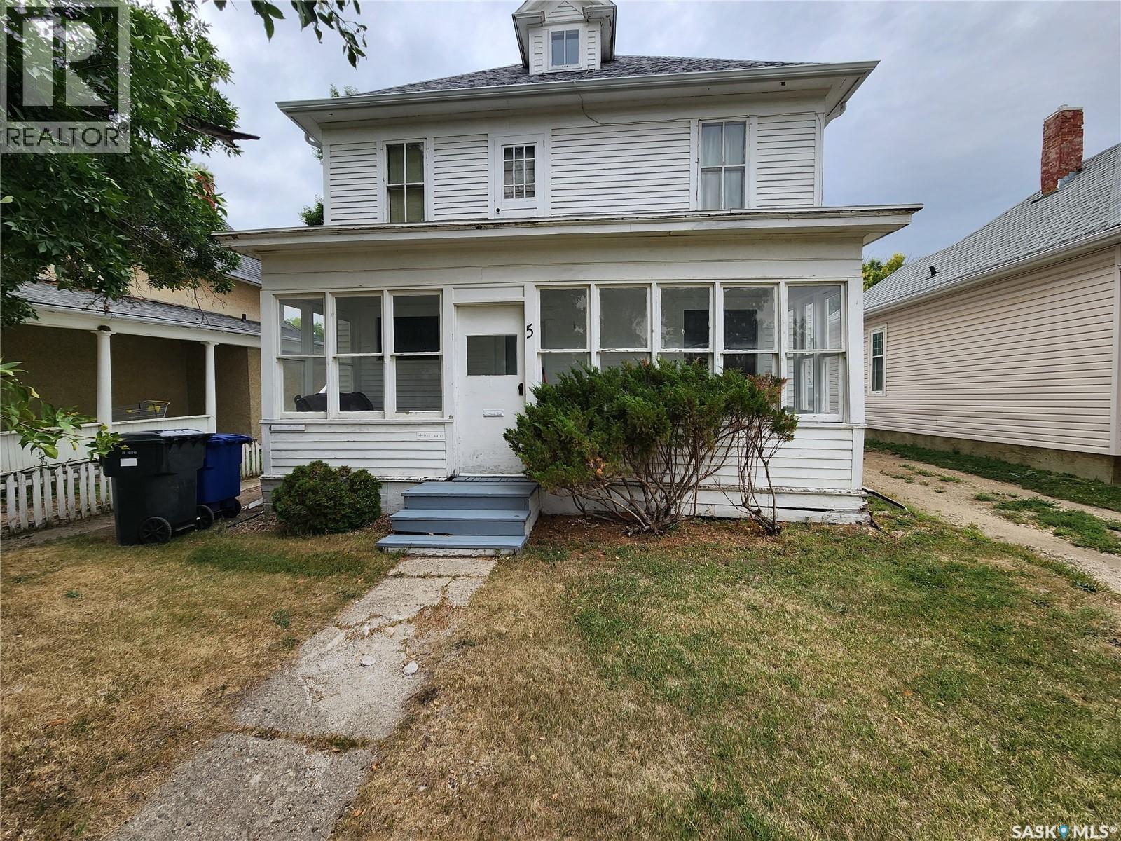 5 Prairie Avenue, Weyburn, Saskatchewan  S4H 0K9 - Photo 1 - SK020038