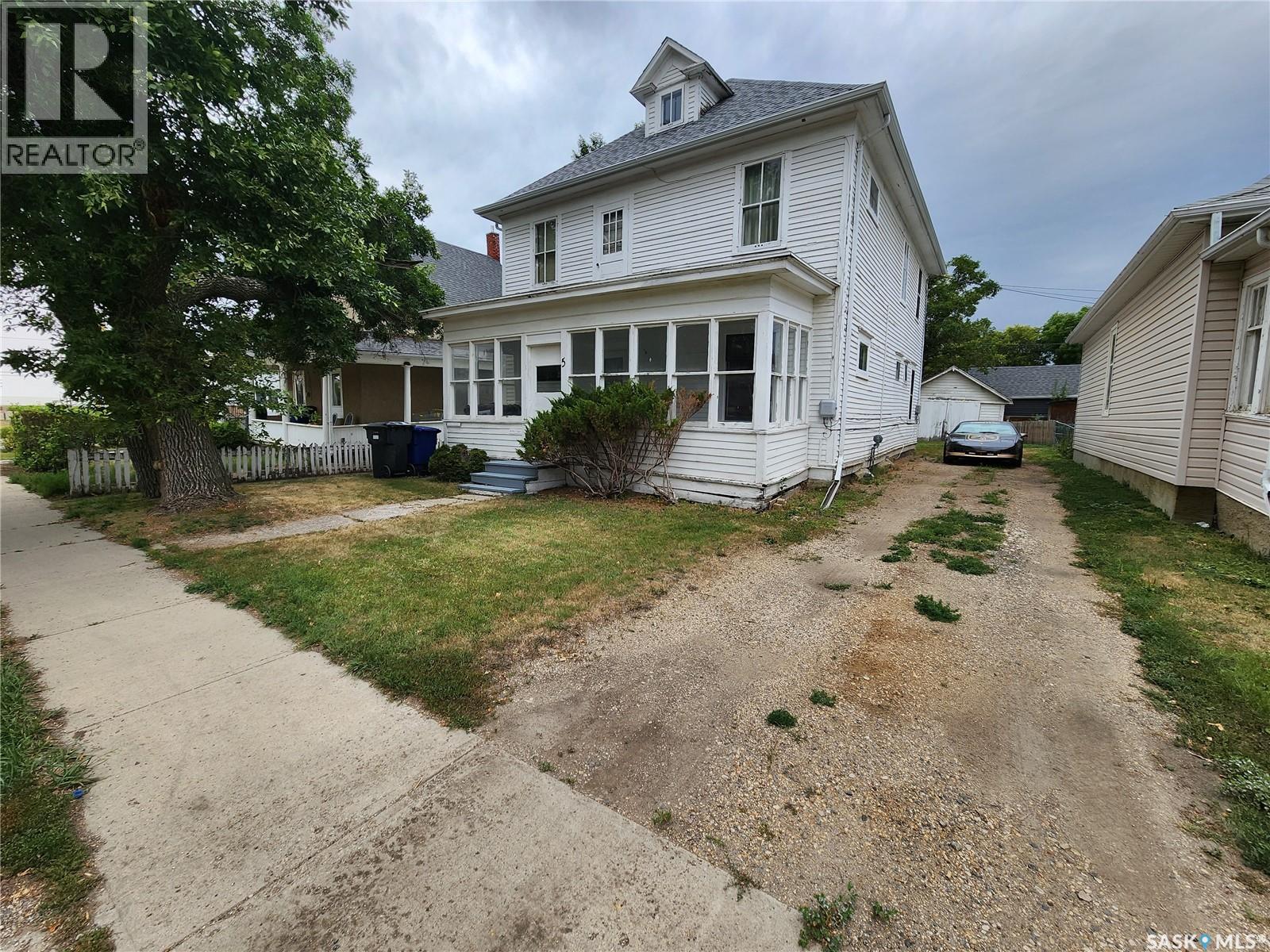 5 Prairie Avenue, Weyburn, Saskatchewan  S4H 0K9 - Photo 2 - SK020038
