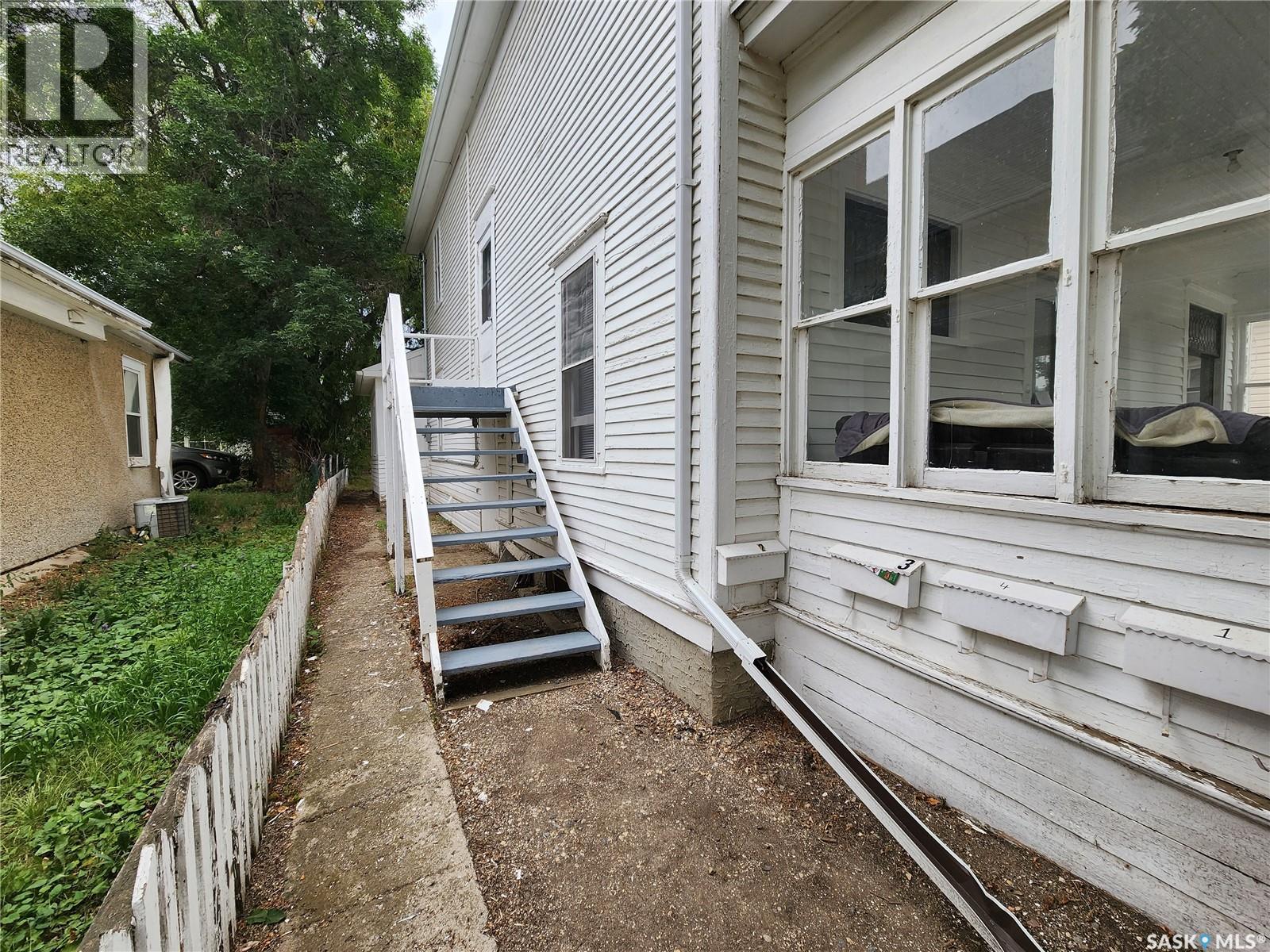 5 Prairie Avenue, Weyburn, Saskatchewan  S4H 0K9 - Photo 3 - SK020038