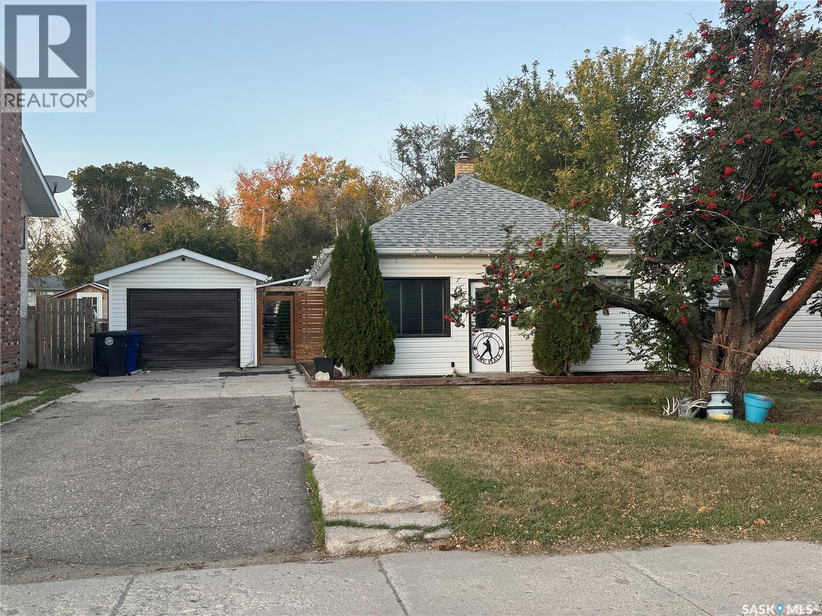 307 6th Avenue E, Biggar, Saskatchewan  S0K 0M0 - Photo 1 - SK019946
