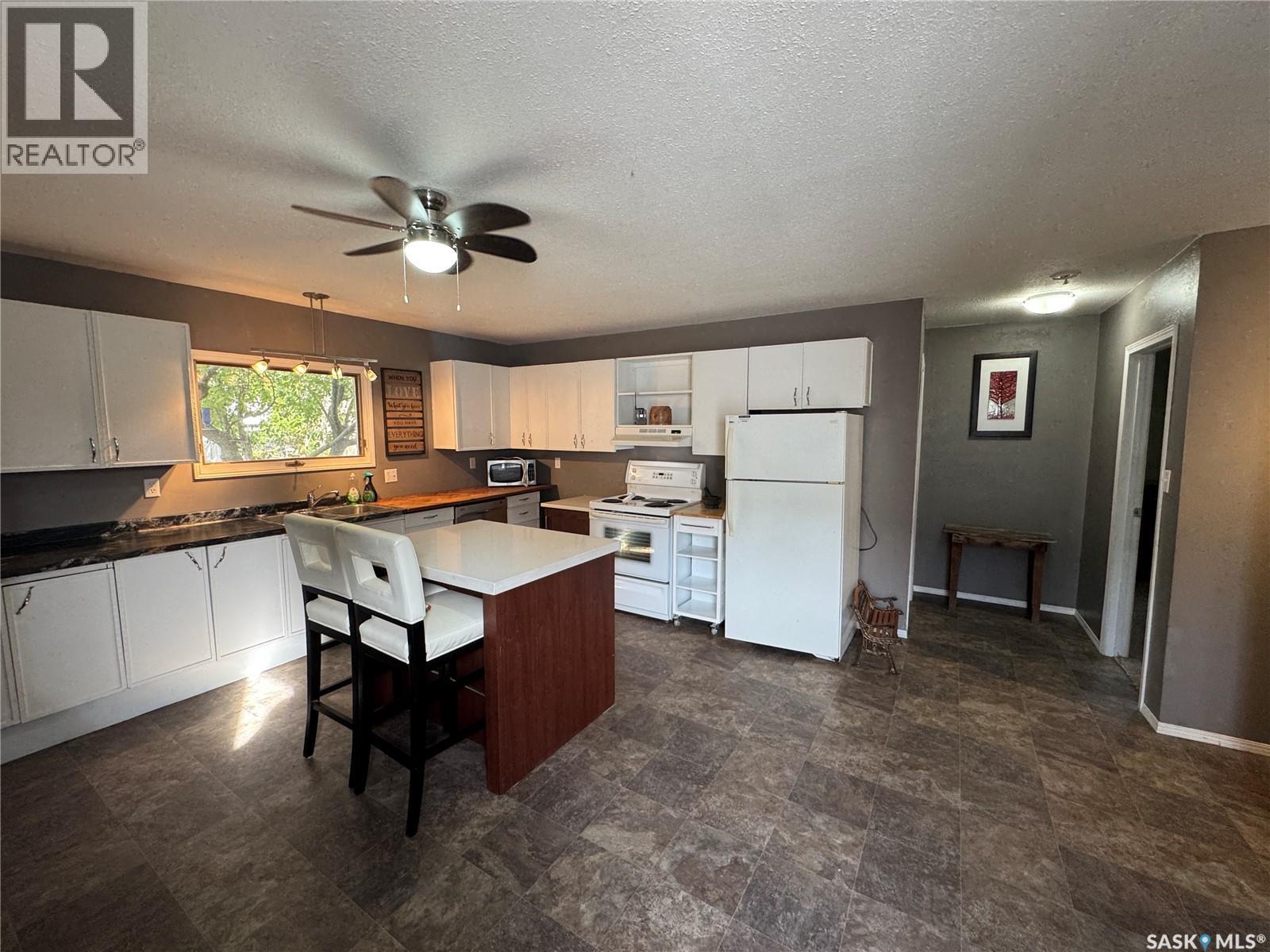 307 6th Avenue E, Biggar, Saskatchewan  S0K 0M0 - Photo 2 - SK019946