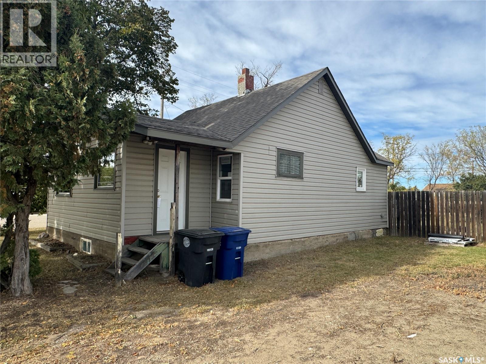 319 3rd Avenue W, Biggar, Saskatchewan  S0K 0M0 - Photo 2 - SK019945