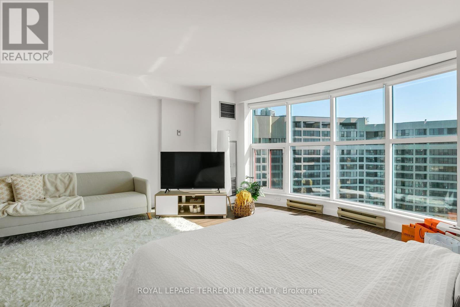 3803 - 99 Harbour Square, Toronto, Ontario  M5J 2H2 - Photo 11 - C12444246