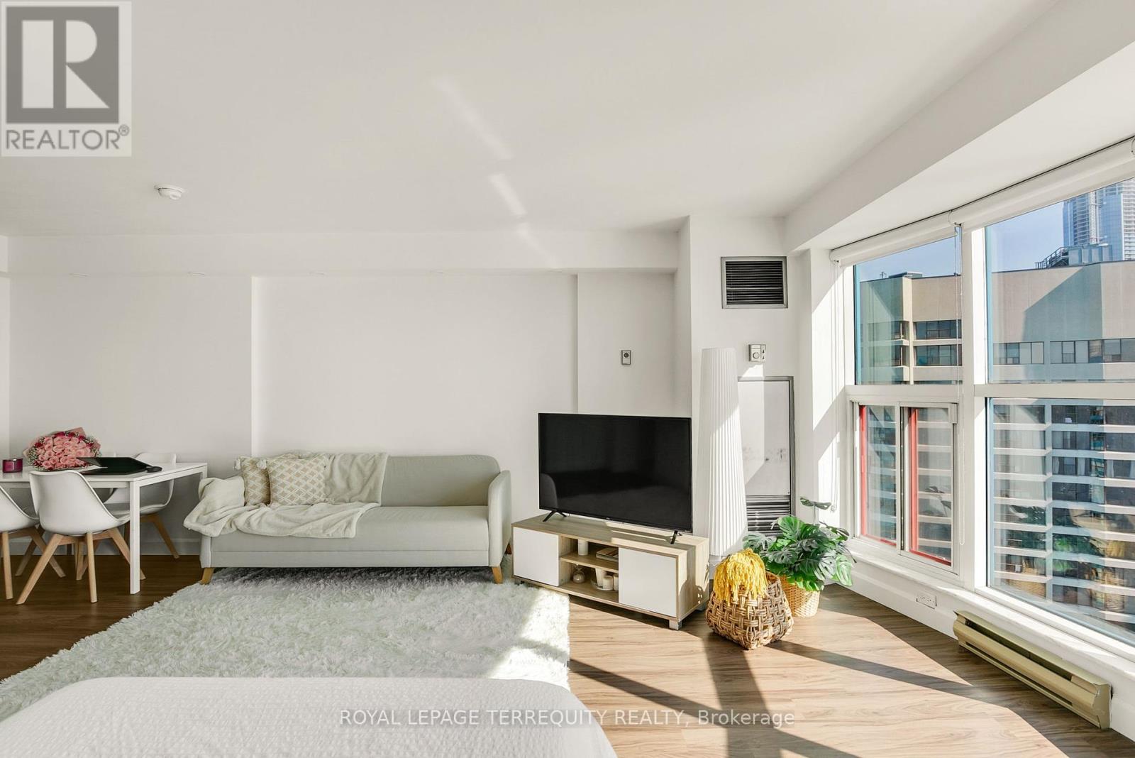 3803 - 99 Harbour Square, Toronto, Ontario  M5J 2H2 - Photo 14 - C12444246