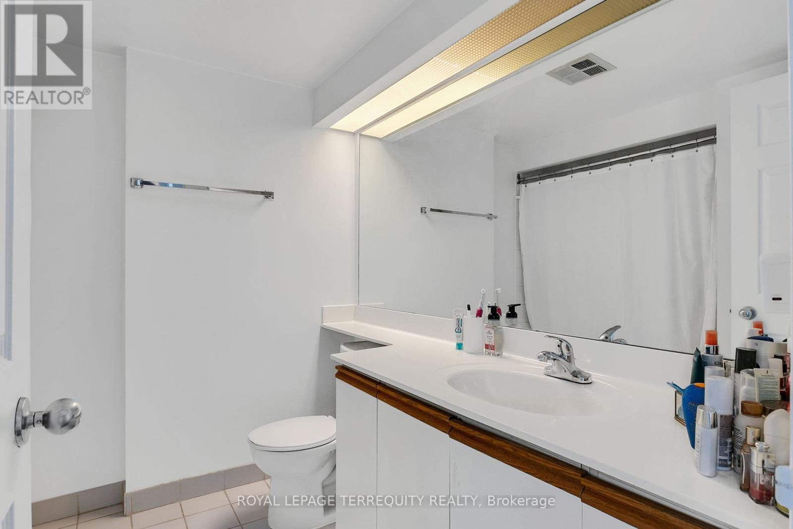 3803 - 99 Harbour Square, Toronto, Ontario  M5J 2H2 - Photo 19 - C12444246