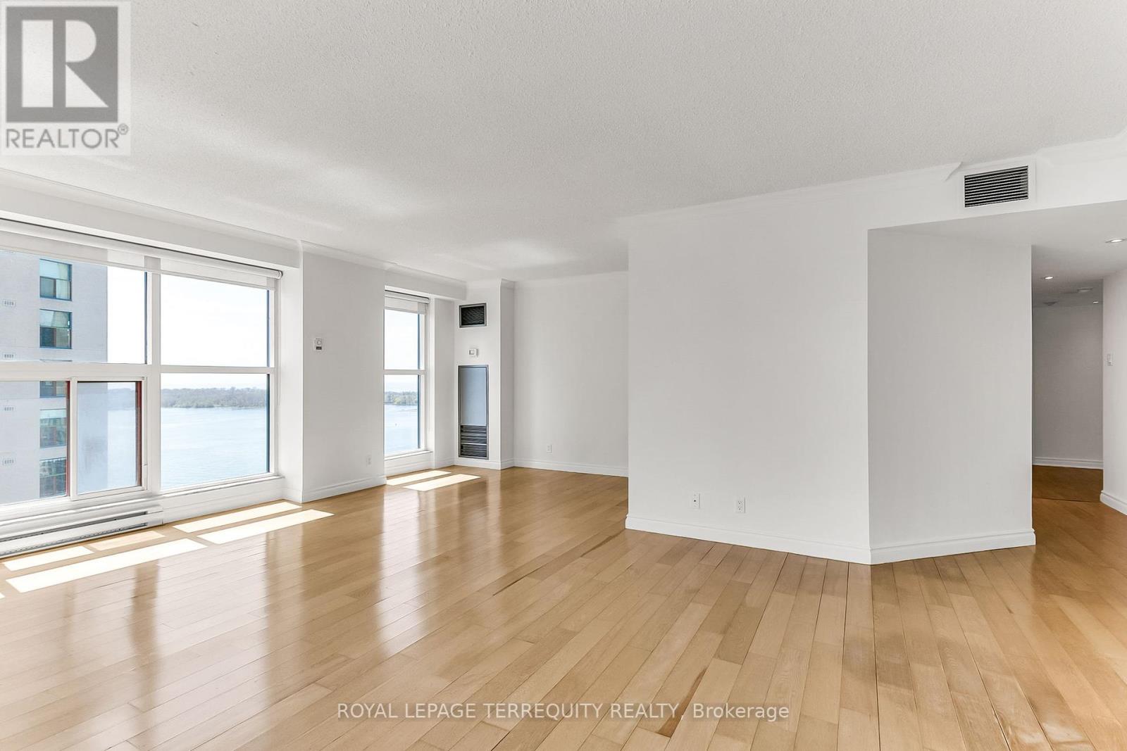 2707 - 77 Harbour Square, Toronto (Waterfront Communities), Ontario  M5J 2S2 - Photo 10 - C12444256
