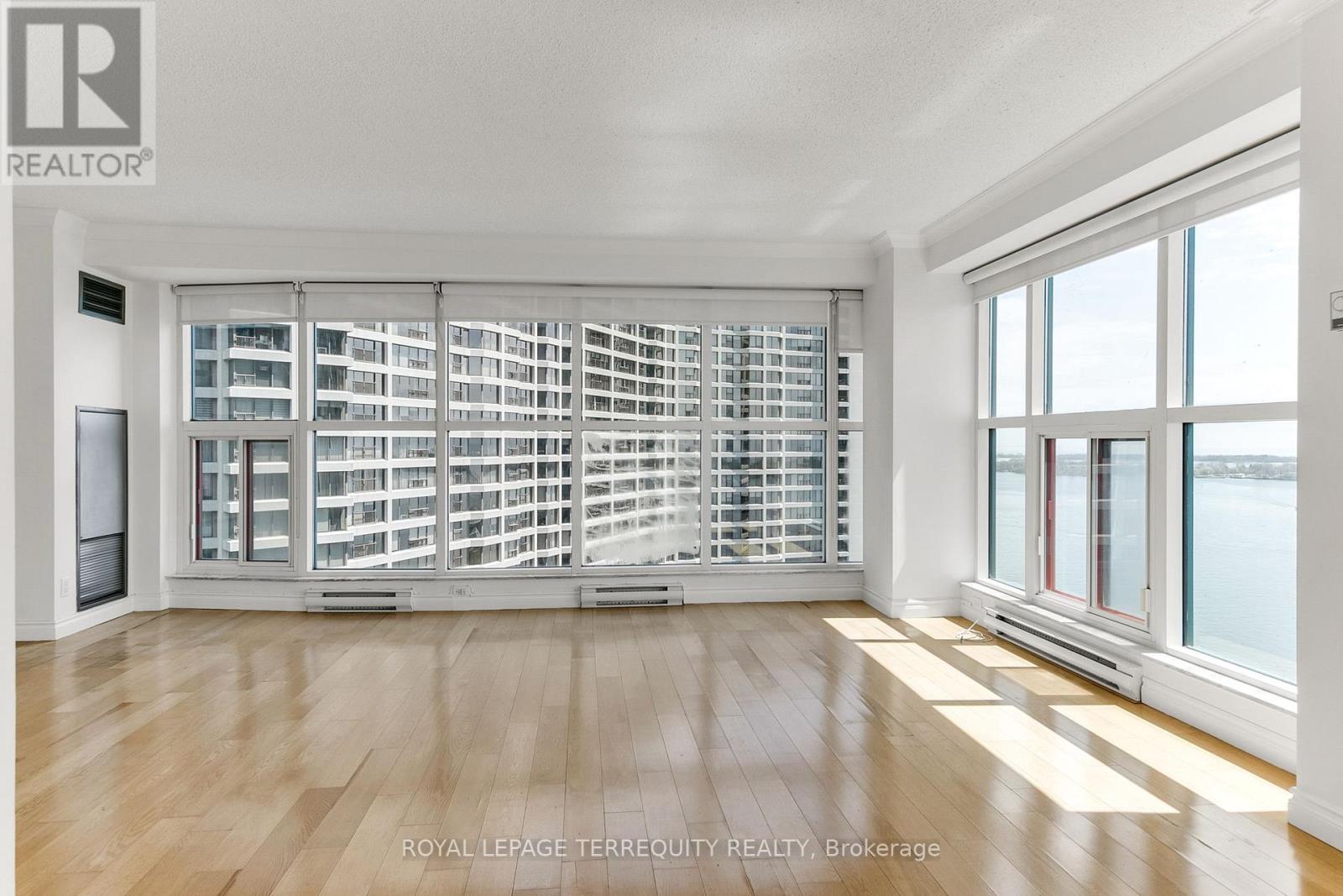 2707 - 77 Harbour Square, Toronto (Waterfront Communities), Ontario  M5J 2S2 - Photo 11 - C12444256