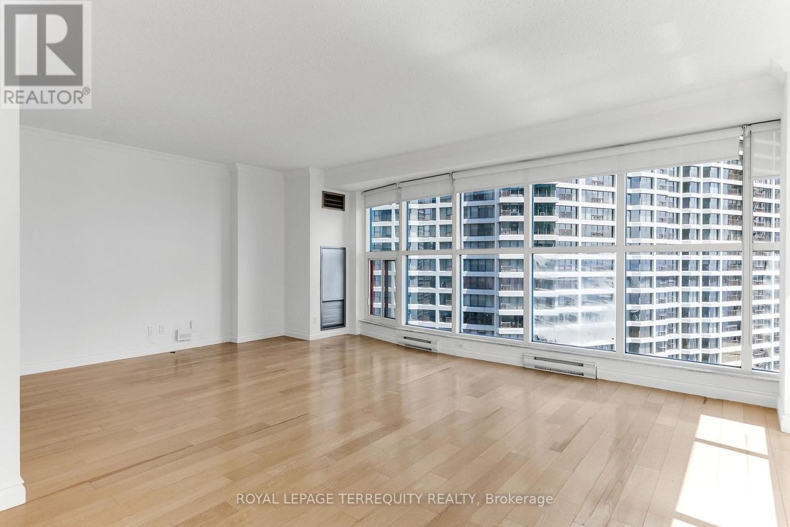 2707 - 77 Harbour Square, Toronto (Waterfront Communities), Ontario  M5J 2S2 - Photo 13 - C12444256
