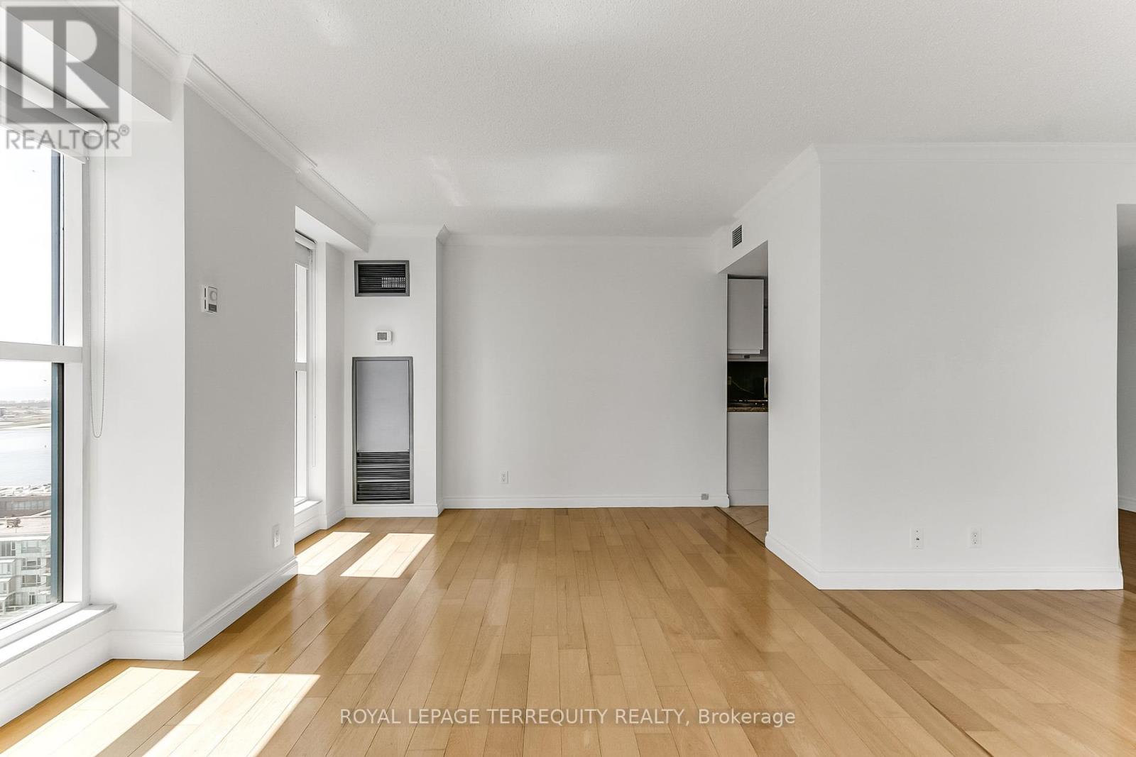 2707 - 77 Harbour Square, Toronto (Waterfront Communities), Ontario  M5J 2S2 - Photo 14 - C12444256