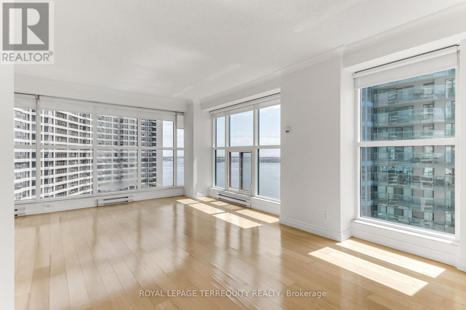 2707 - 77 Harbour Square, Toronto (Waterfront Communities), Ontario  M5J 2S2 - Photo 16 - C12444256