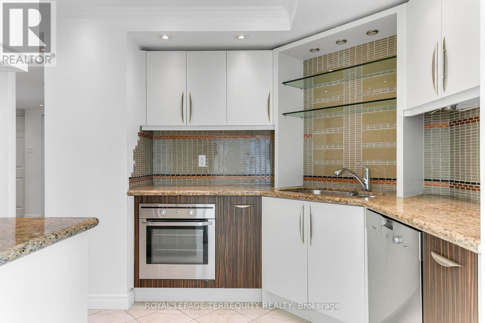 2707 - 77 Harbour Square, Toronto (Waterfront Communities), Ontario  M5J 2S2 - Photo 17 - C12444256